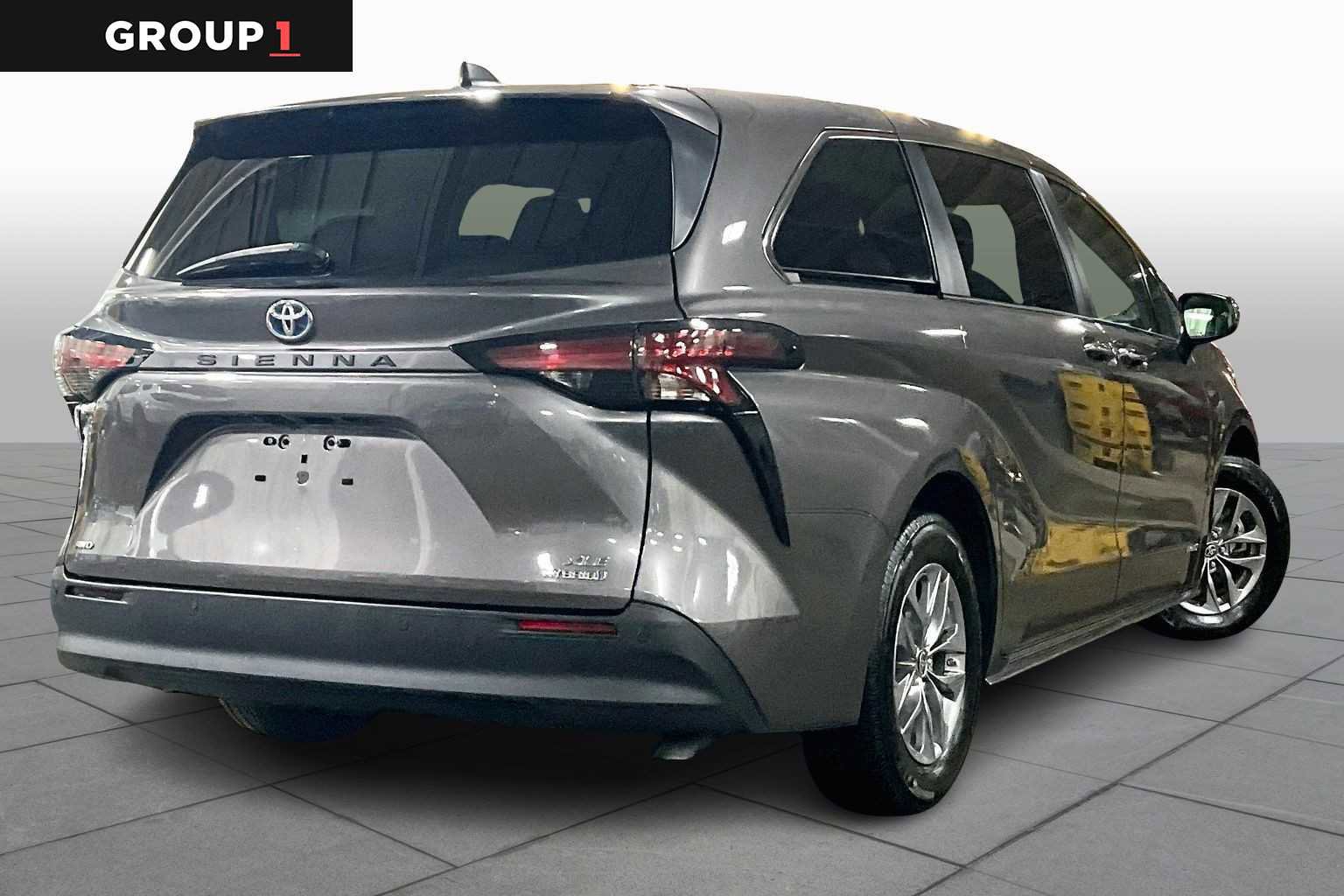 Certified 2021 Toyota Sienna XLE image 13