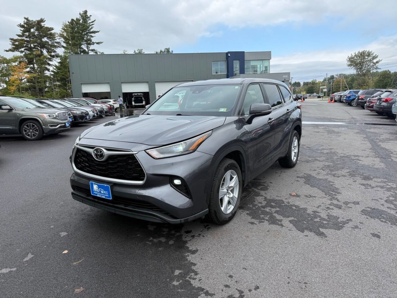 Used 2023 Toyota Highlander LE image 2