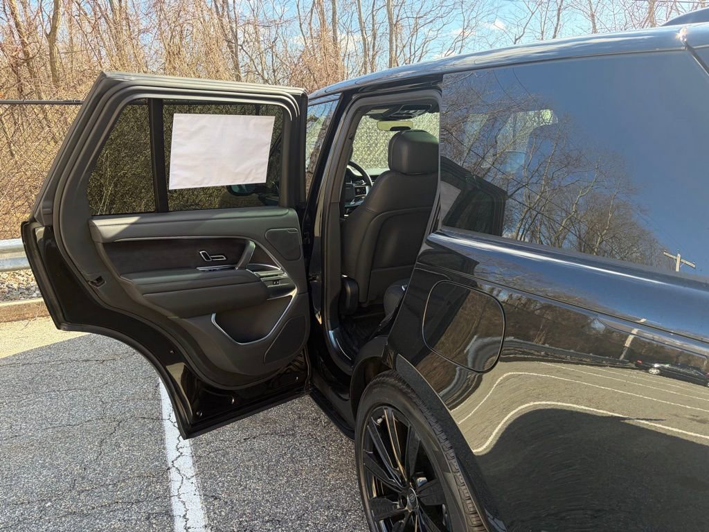 New 2025 Land Rover Range Rover SE image 12