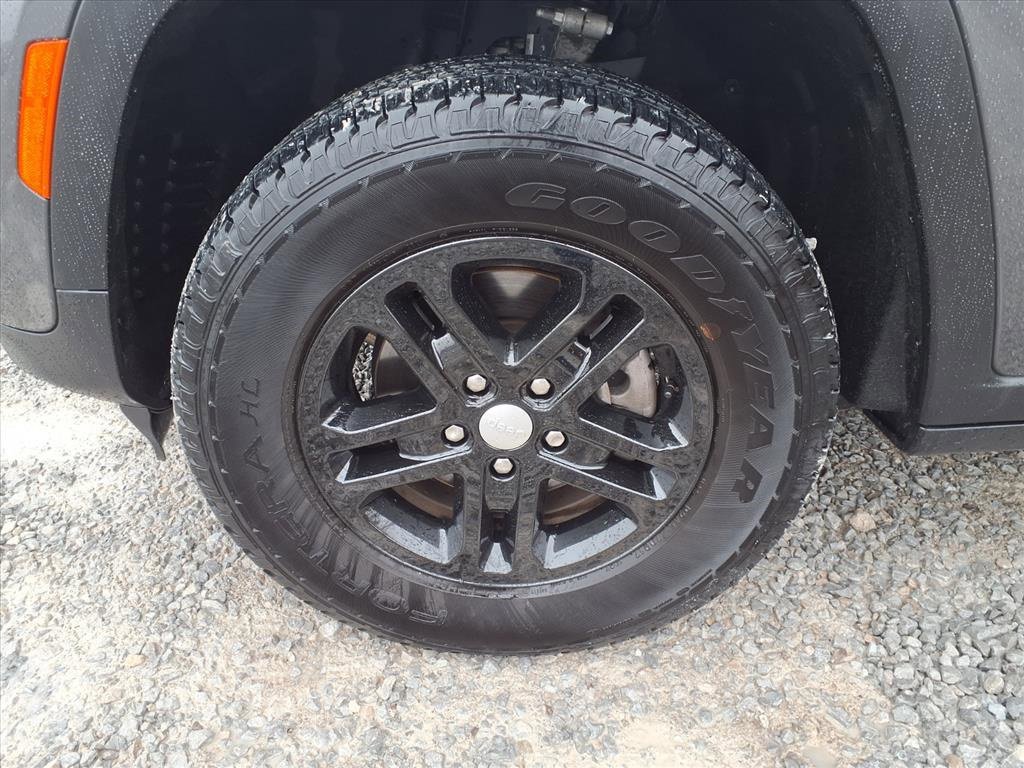 Used 2024 Jeep Grand Cherokee Laredo image 34