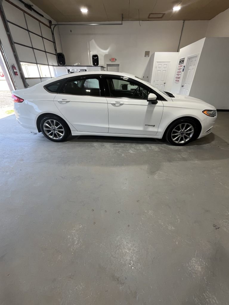 Used 2017 Ford Fusion SE image 2