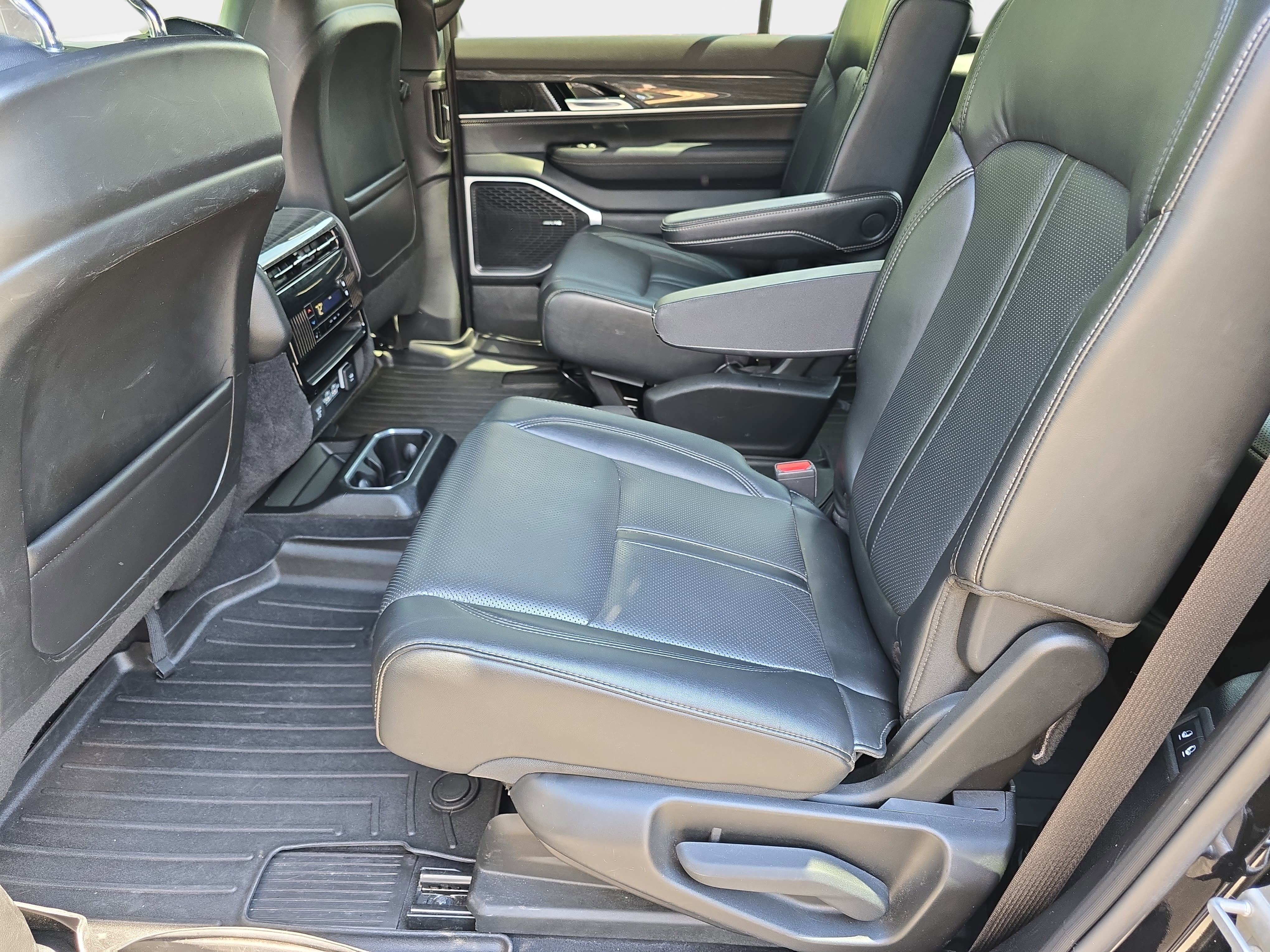 Used 2022 Jeep Wagoneer Series III w/ Flexible Seating Group AWD/4WD image 11