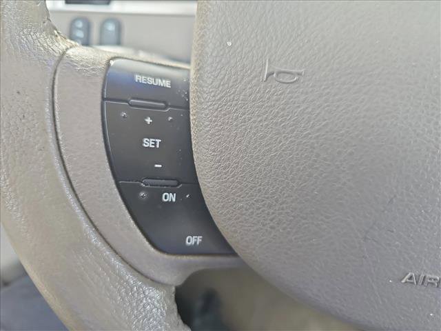 Used 2005 Lincoln Town Car Signature Limited image 19