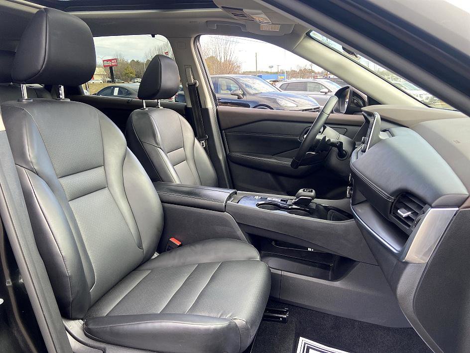 Used 2023 Nissan Rogue SV w/ SV Premium B Package image 18