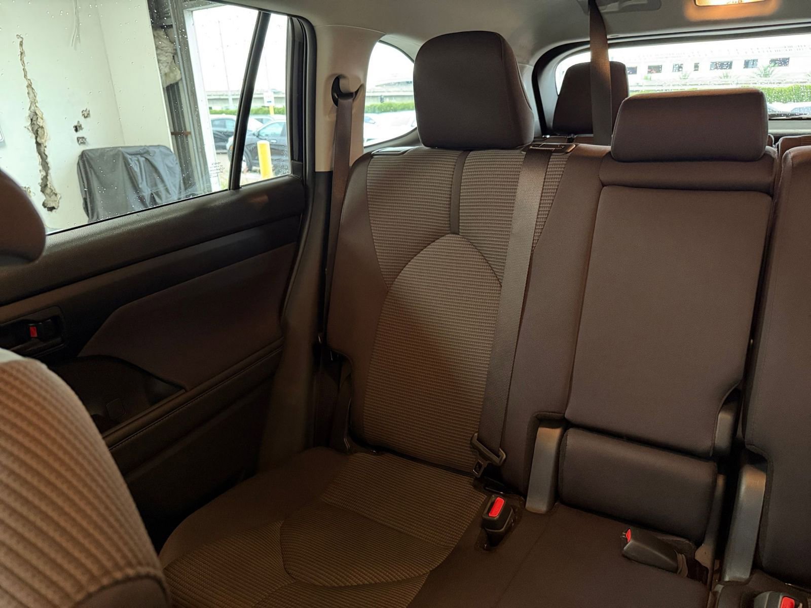 Used 2025 Toyota Highlander LE image 40