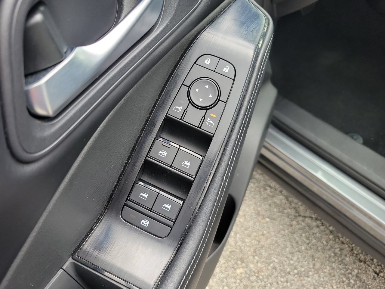 Used 2025 Nissan Rogue SV FWD image 14