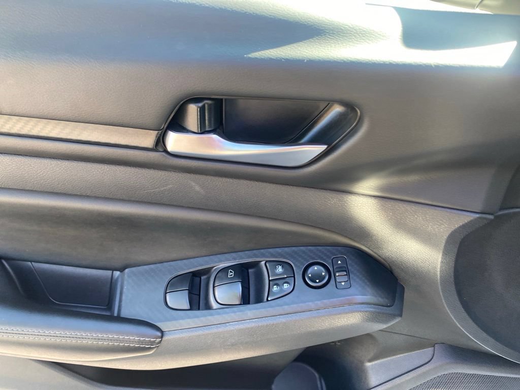 Used 2025 Nissan Altima 2.5 SV FWD image 13