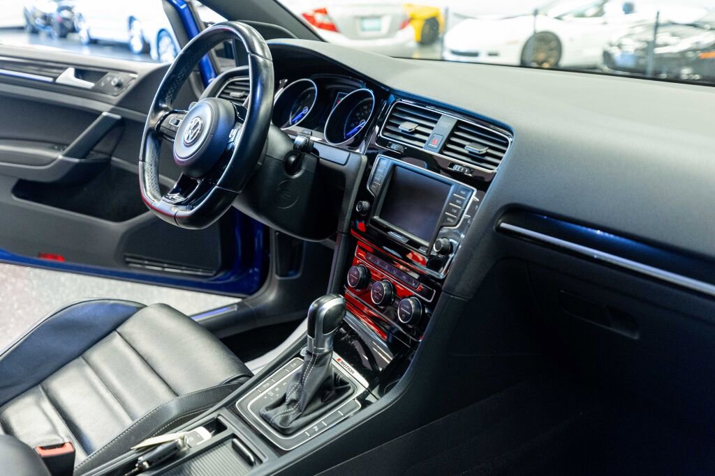 Used 2017 Volkswagen Golf R 4-Door image 11
