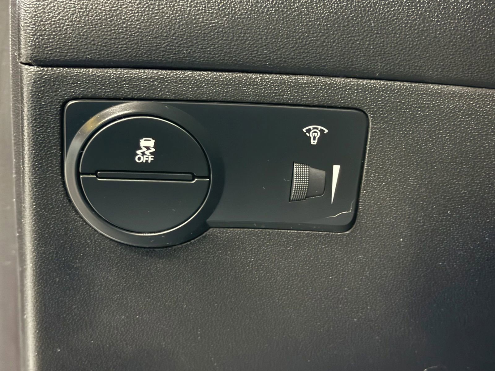 Used 2013 Hyundai Genesis 3.8 image 23