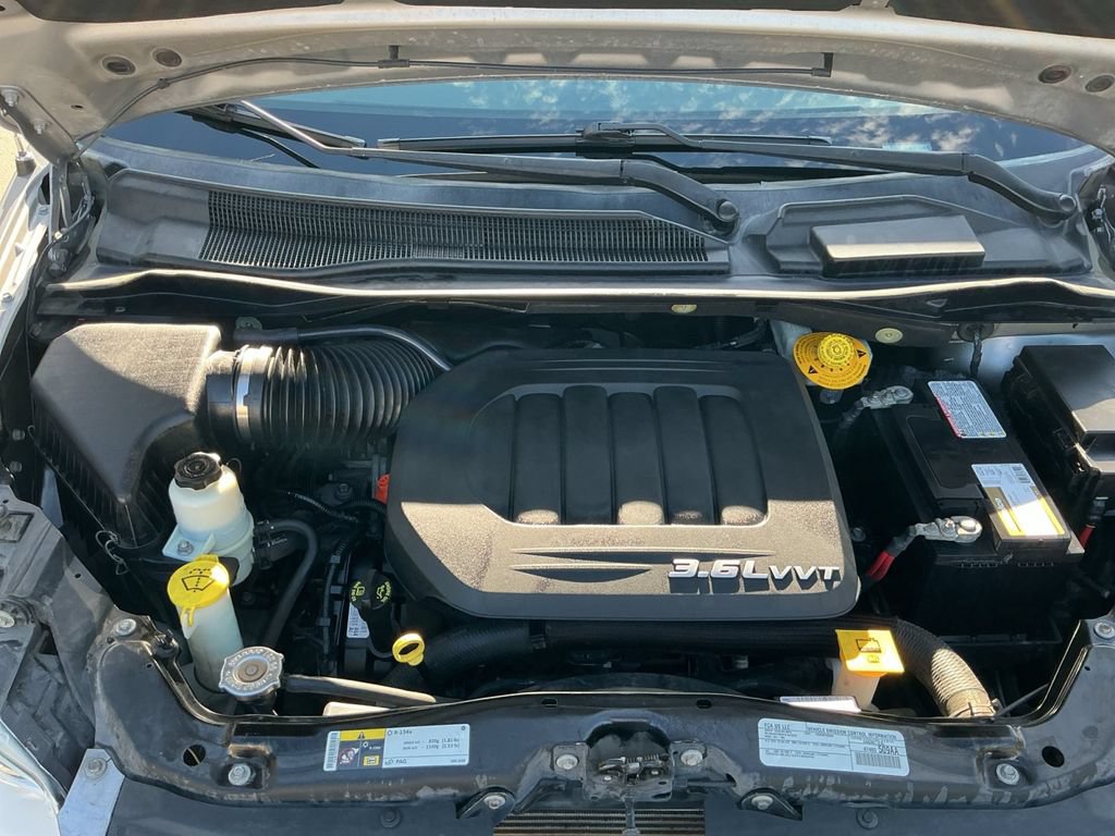 Used 2016 Chrysler Town & Country Touring FWD image 23