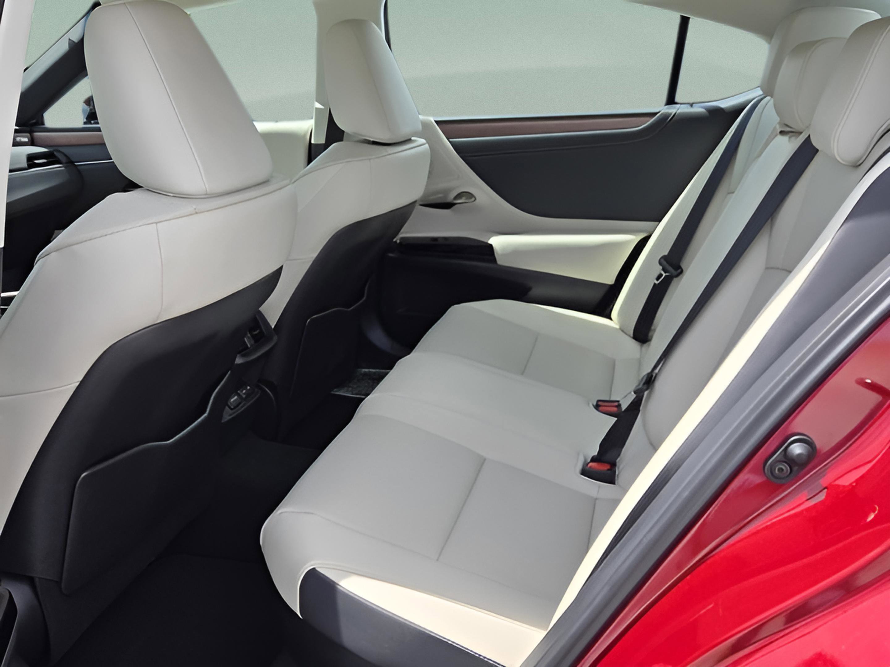 Certified 2025 Lexus ES 300h w/ Premium Package image 9