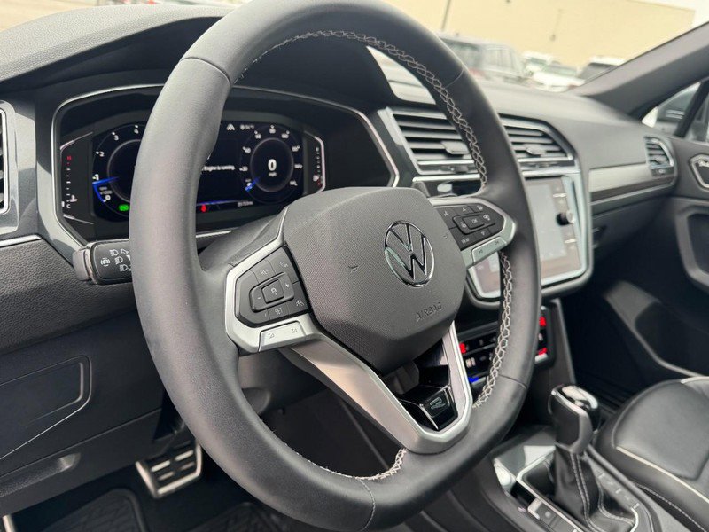 Used 2023 Volkswagen Tiguan SEL R-Line AWD/4WD image 15