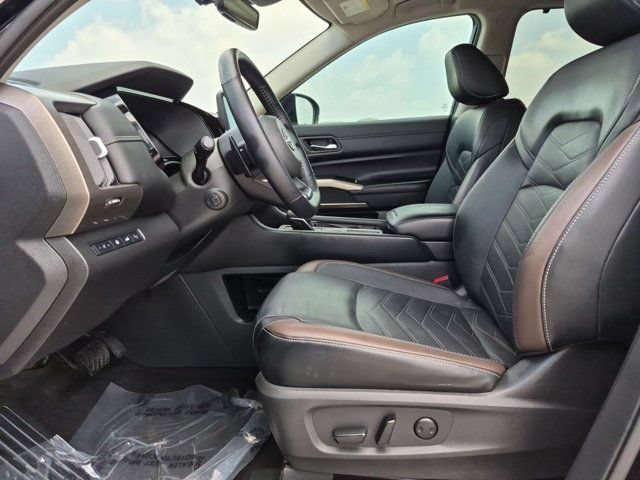 Used 2023 Nissan Pathfinder Platinum w/ Cargo Package FWD image 9