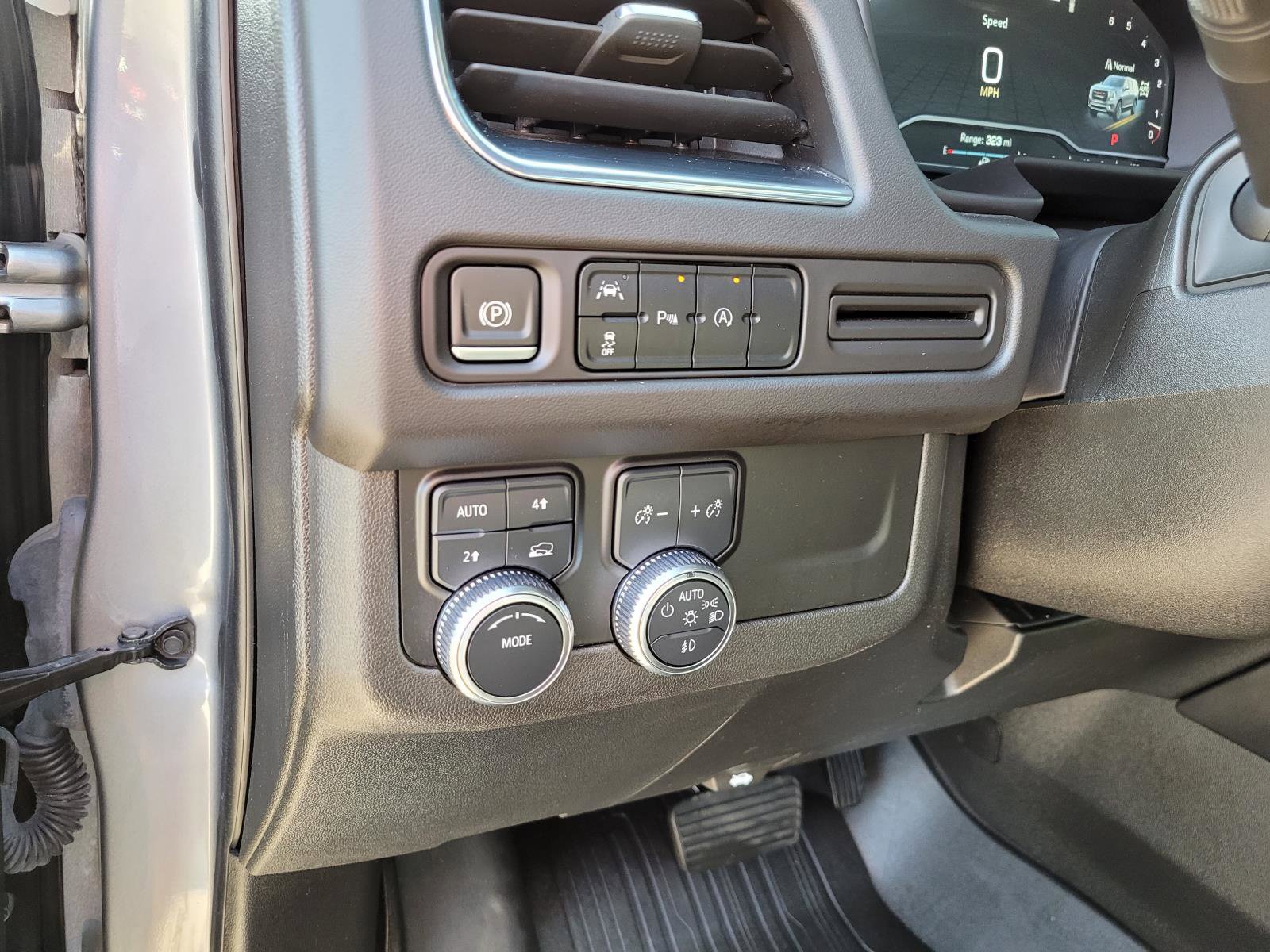 Used 2023 GMC Yukon XL SLT AWD/4WD image 25