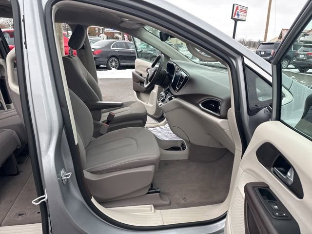 Used 2017 Chrysler Pacifica Touring image 15