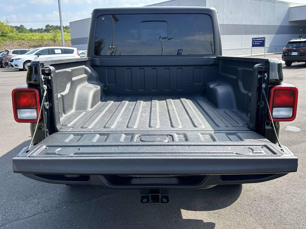 Used 2023 Jeep Gladiator Sport AWD/4WD image 7