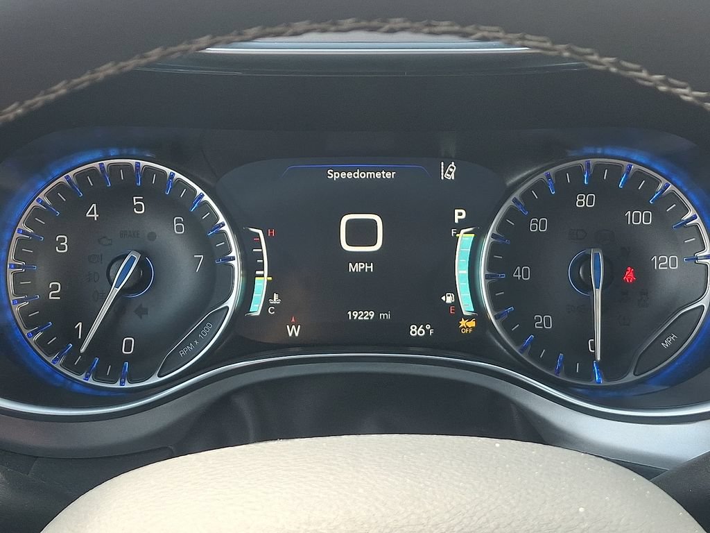 Used 2026 Chrysler Pacifica Limited FWD image 24