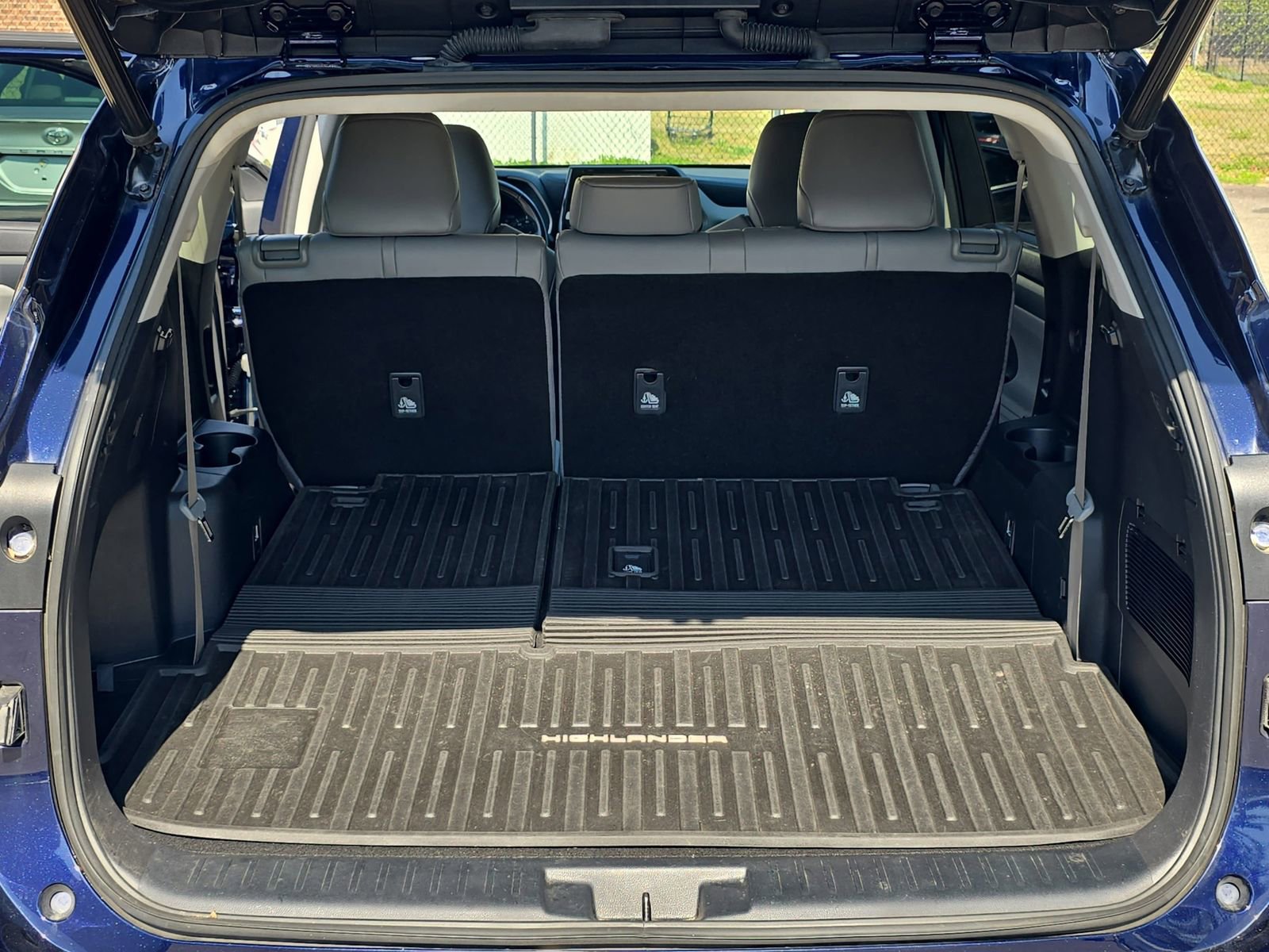 Used 2021 Toyota Highlander XLE image 17