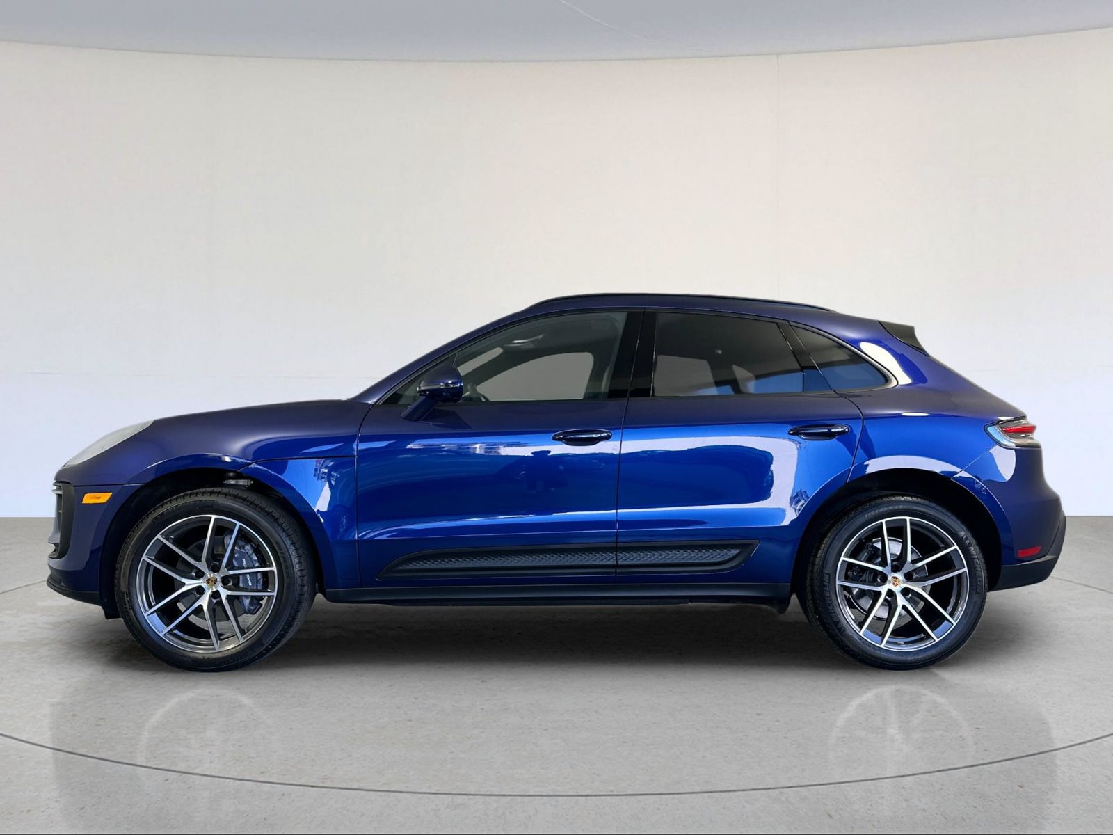 Certified 2026 Porsche Macan AWD/4WD image 2