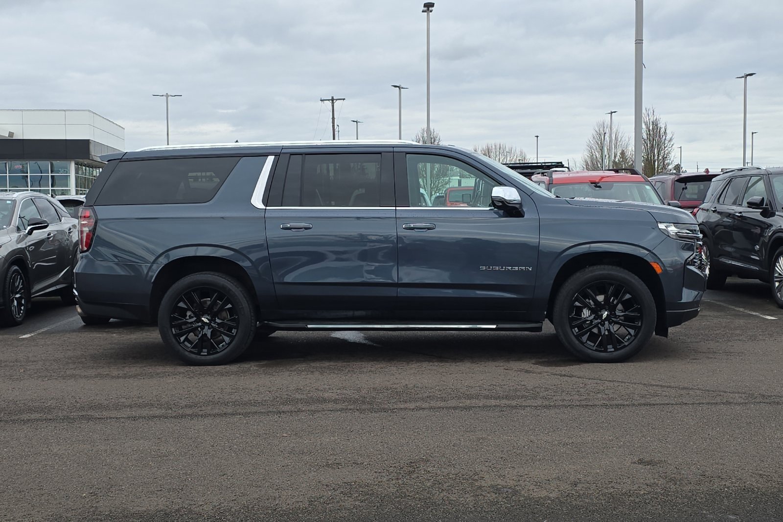 Used 2021 Chevrolet Suburban Premier w/ Premium Package image 3