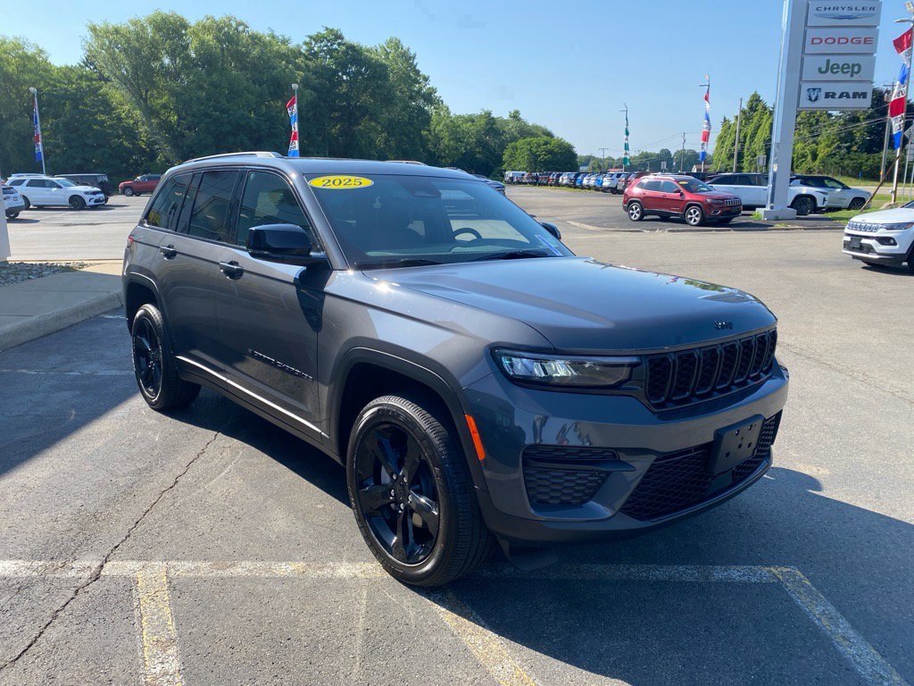 Used 2025 Jeep Grand Cherokee Altitude image 7