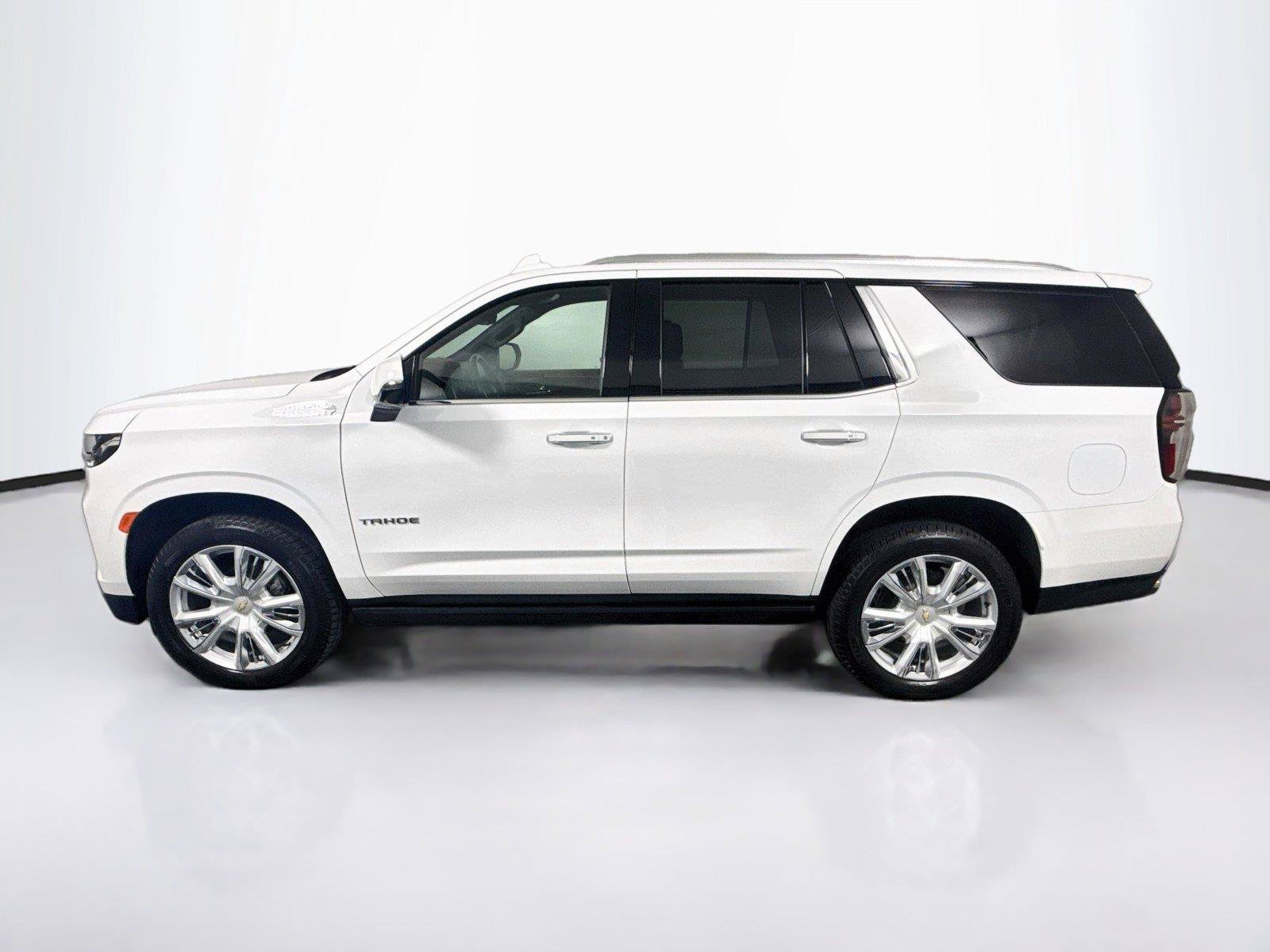 Used 2021 Chevrolet Tahoe High Country w/ Premium Package AWD/4WD image 2