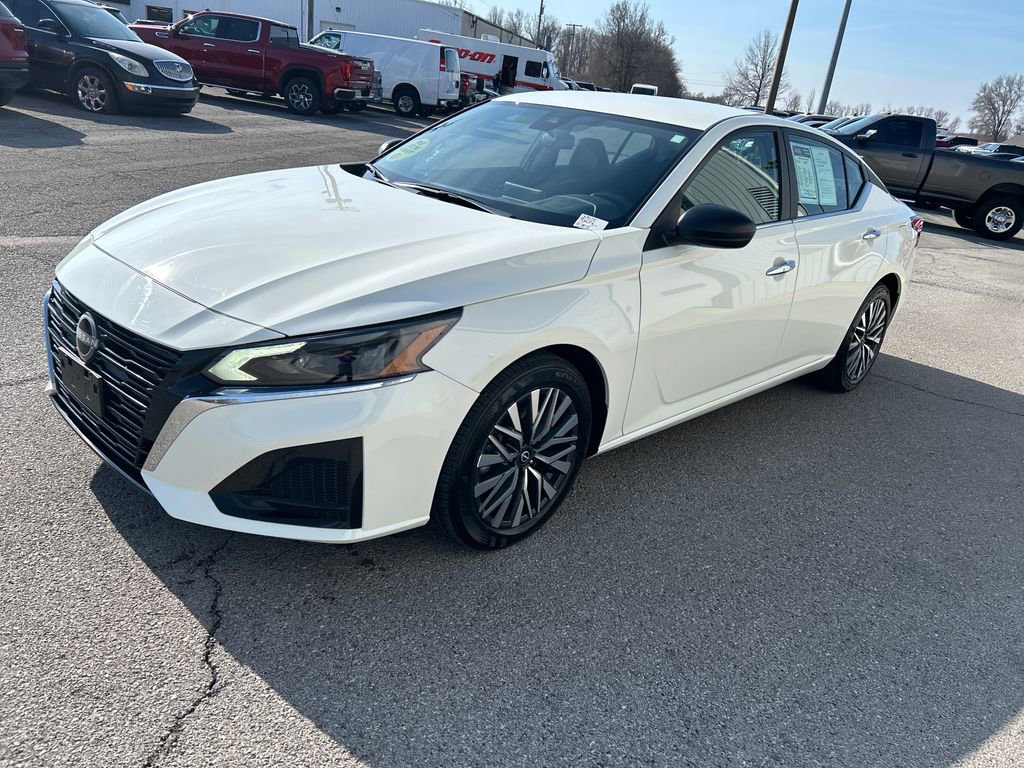 Used 2025 Nissan Altima 2.5 SV FWD image 3
