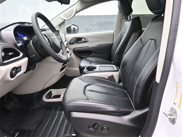 Used 2023 Chrysler Pacifica Touring-L image 21