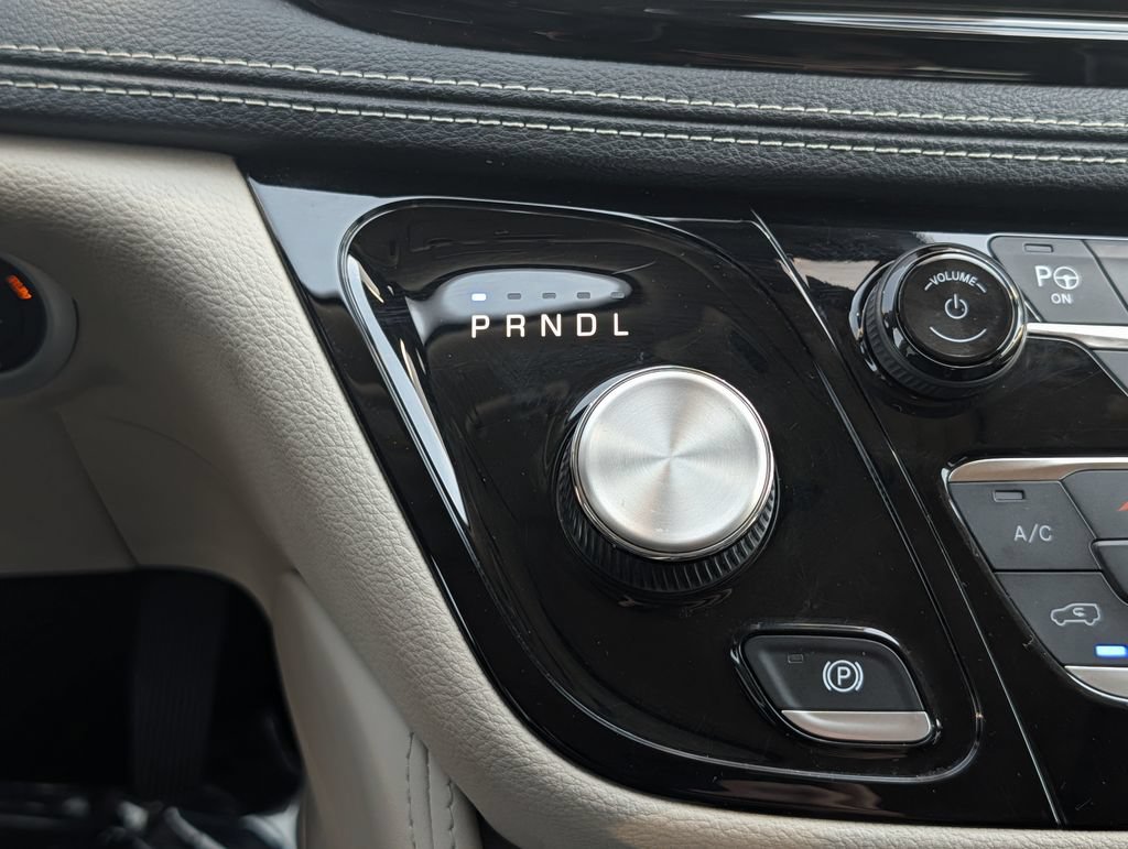 Used 2022 Chrysler Pacifica Limited FWD image 19