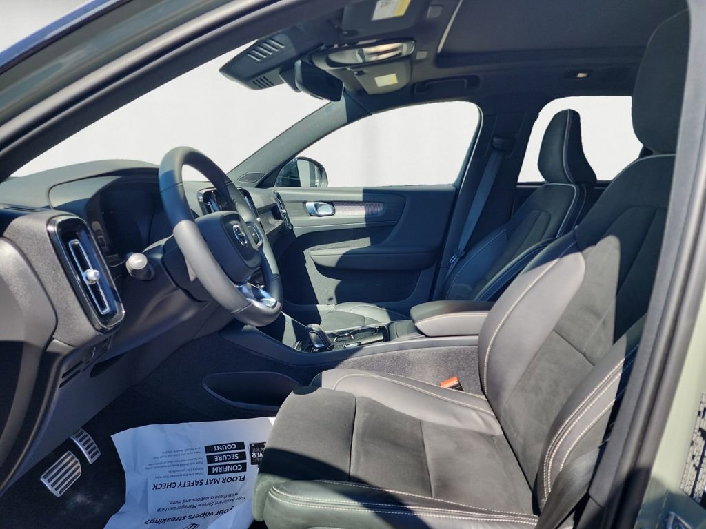 Used 2022 Volvo XC40 P8 Recharge Plus image 9