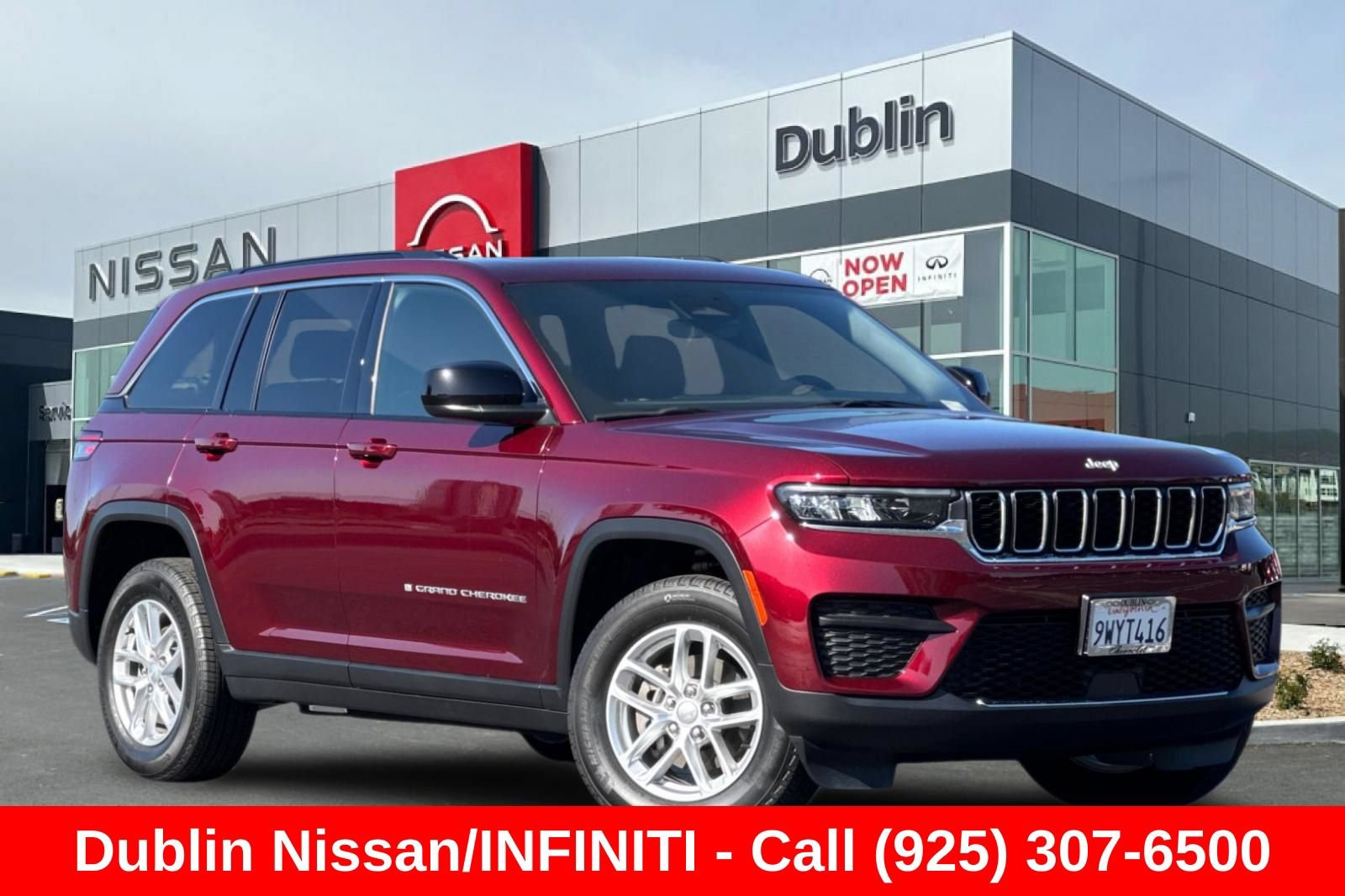 Used 2025 Jeep Grand Cherokee Laredo X w/ Luxury Tech Group I RWD image 2