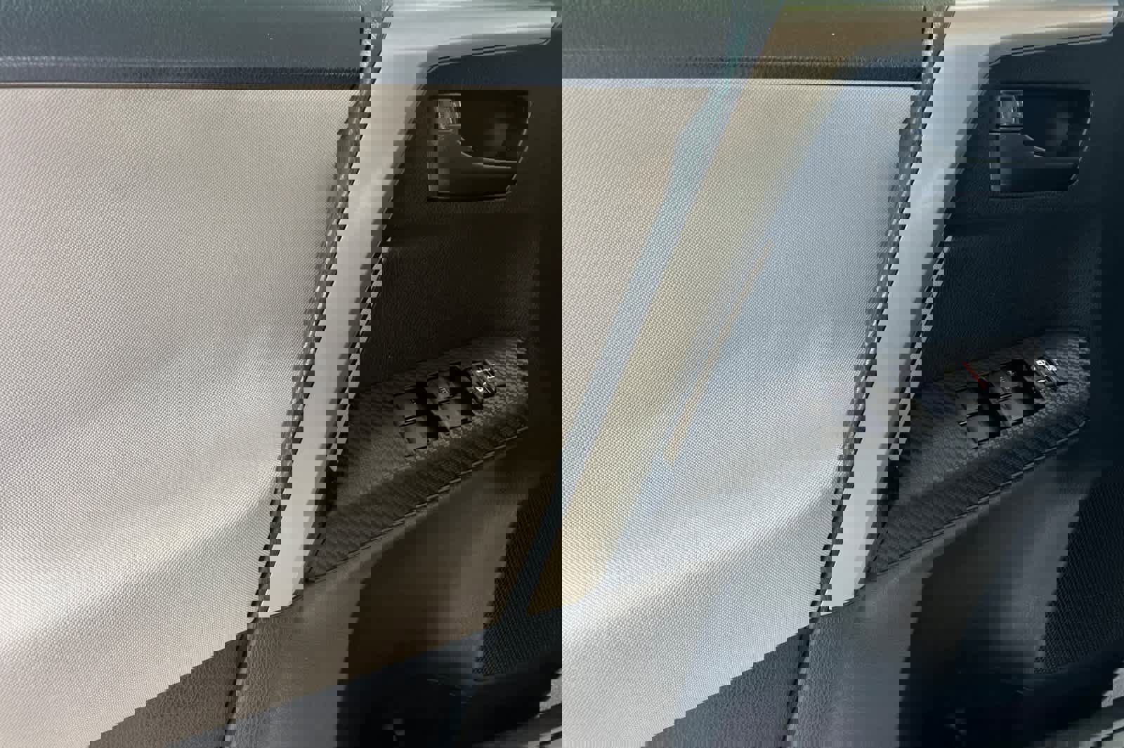 Used 2015 Toyota RAV4 LE image 12