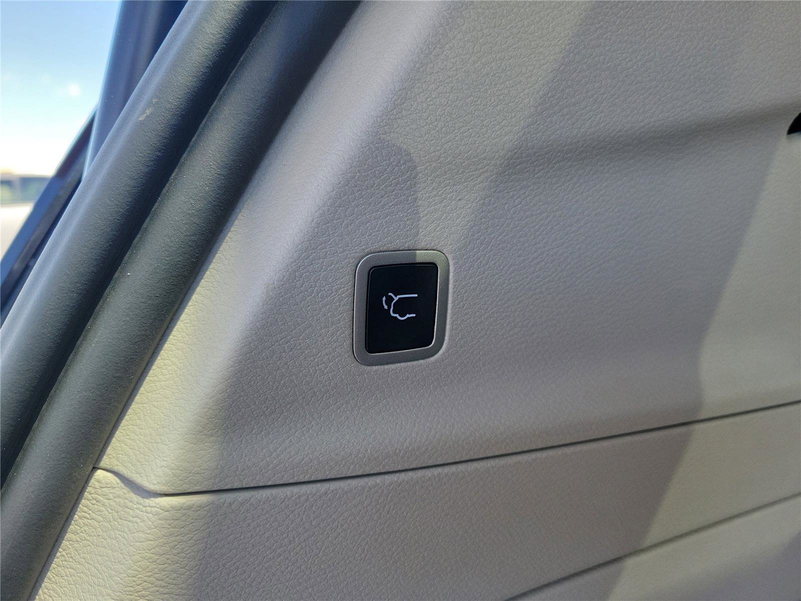 Used 2023 Chrysler Pacifica Touring-L FWD image 9
