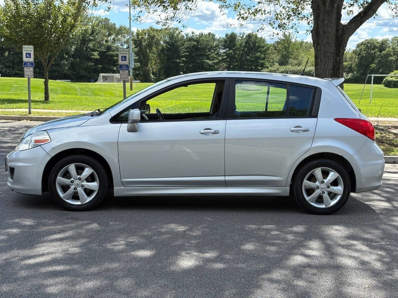 Used 2010 Nissan Versa SL w/ Premium Pkg image 10