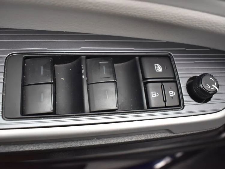 Used 2025 Toyota Sienna XLE image 22