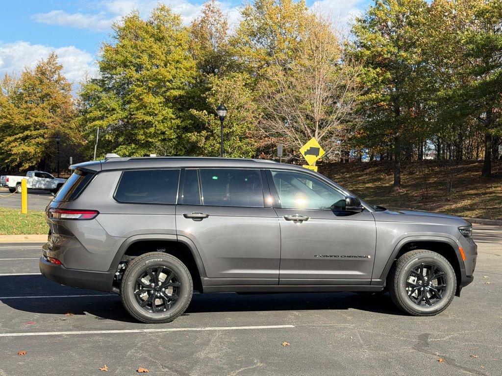 New 2025 Jeep Grand Cherokee L Laredo image 6