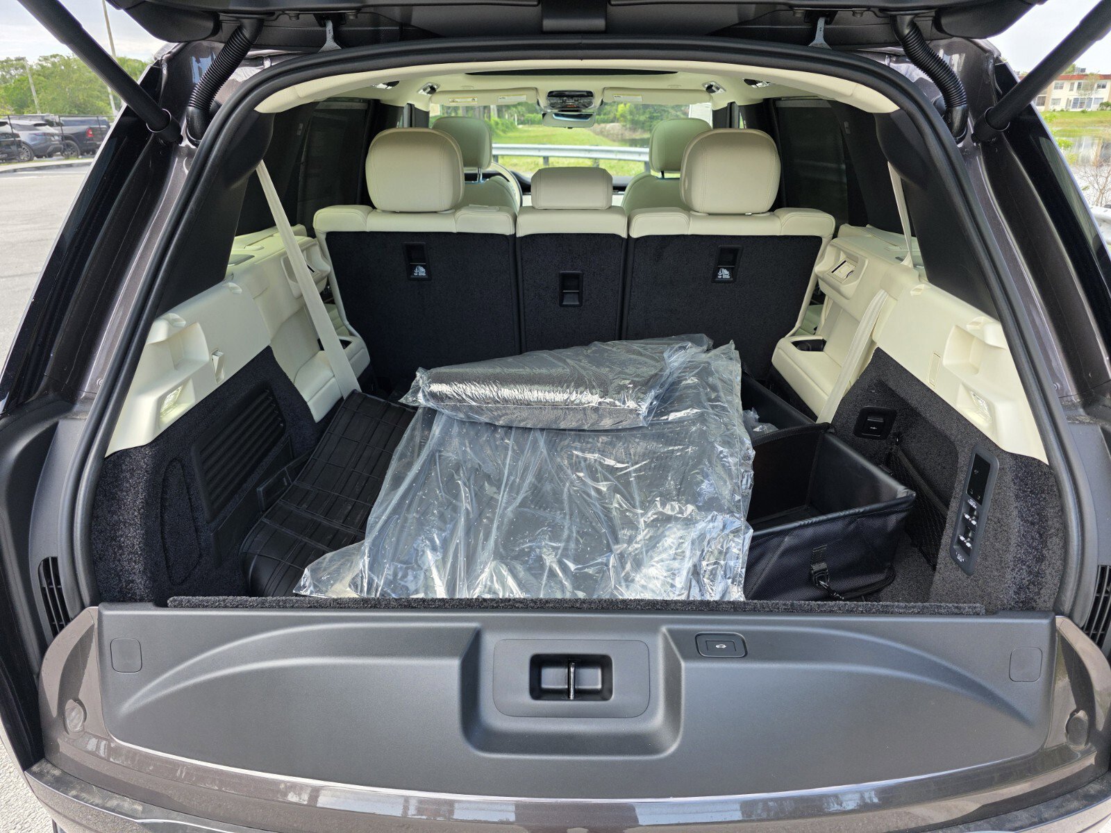 New 2026 Land Rover Range Rover Long Wheelbase SE AWD/4WD image 17