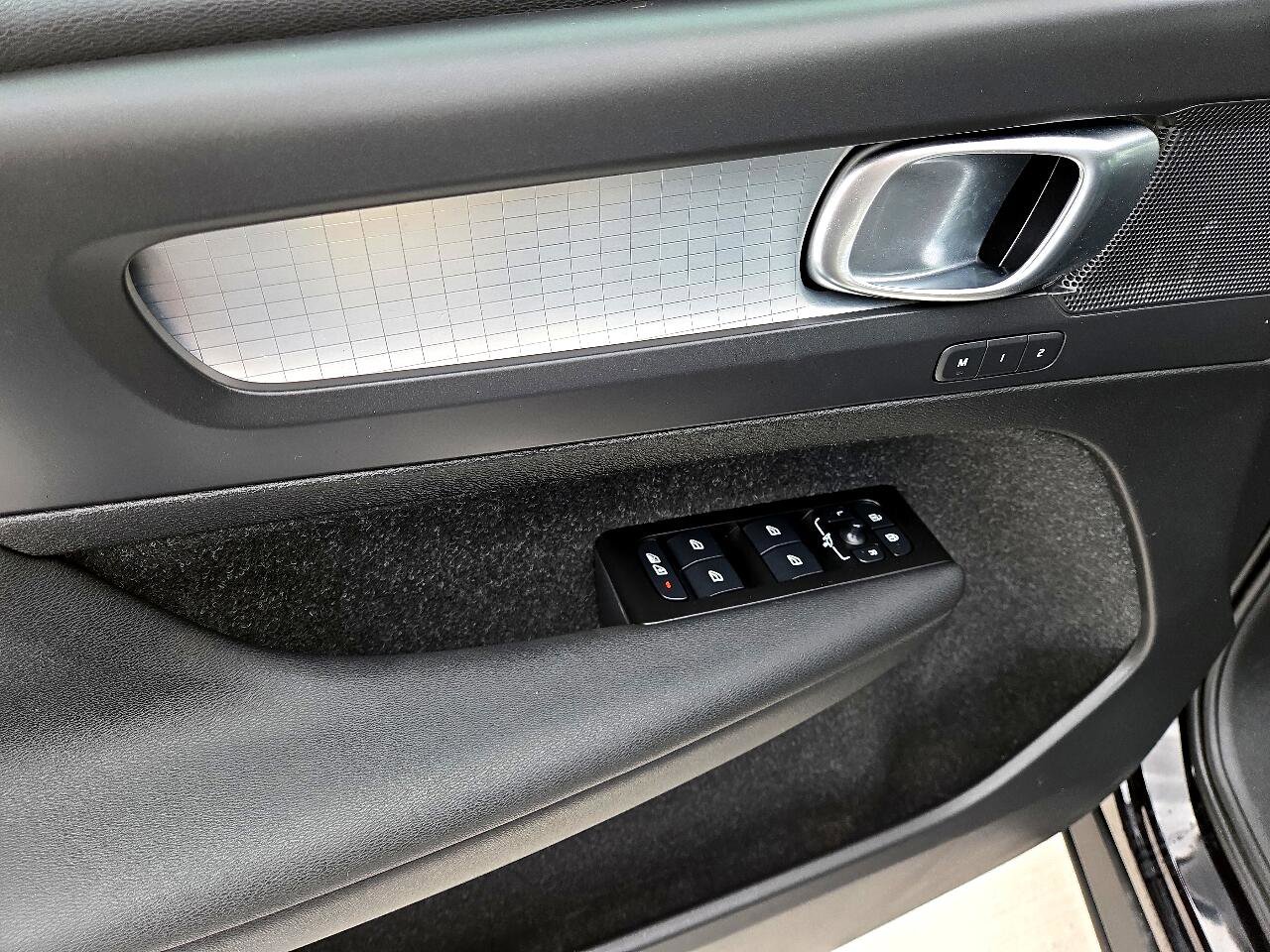 Used 2021 Volvo XC40 T4 Momentum image 13