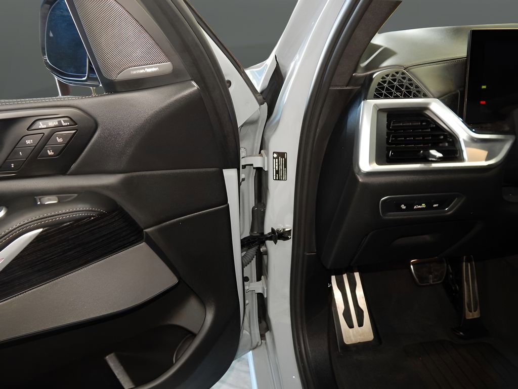 Used 2024 BMW X7 xDrive40i AWD/4WD image 12