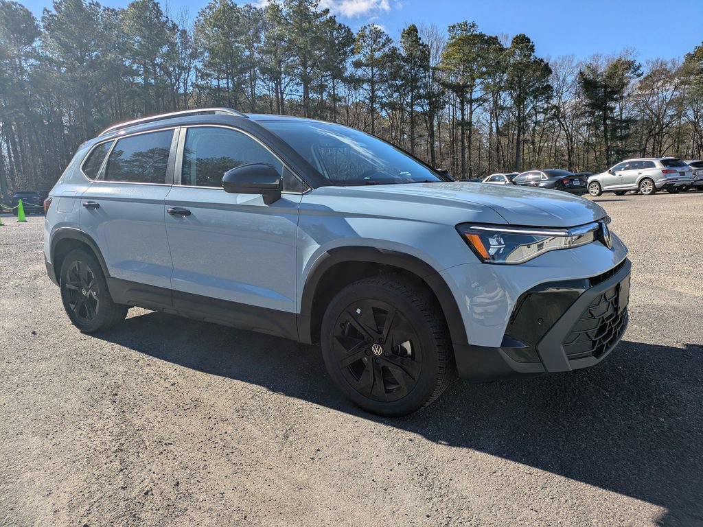 New 2026 Volkswagen Taos SE FWD image 2
