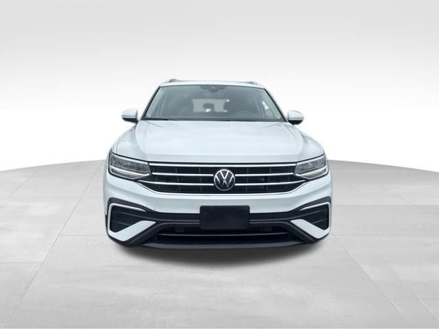 Certified 2024 Volkswagen Tiguan SE image 3