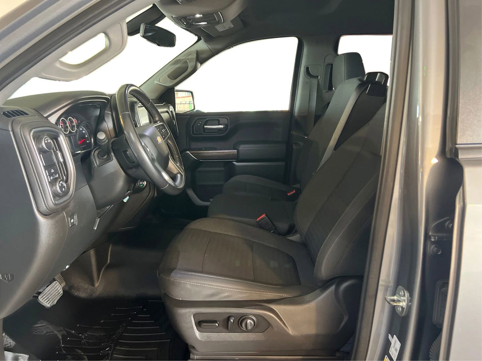 Used 2021 Chevrolet Silverado 1500 LT w/ Bed Protection Package image 9