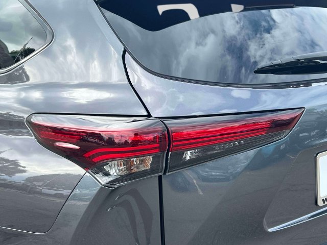 Used 2024 Toyota Highlander XLE AWD/4WD image 13