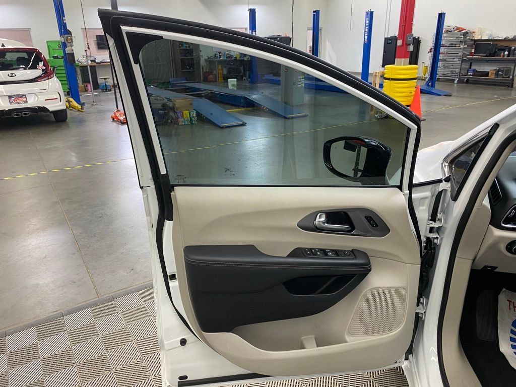 Used 2024 Chrysler Pacifica Touring-L FWD image 11