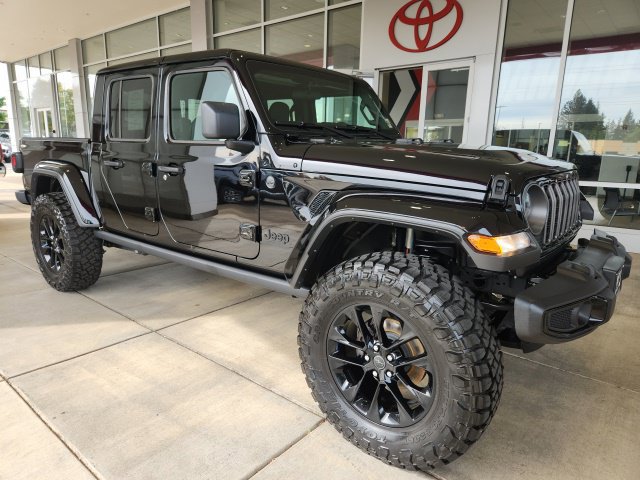 Used 2025 Jeep Gladiator Sport AWD/4WD image 4