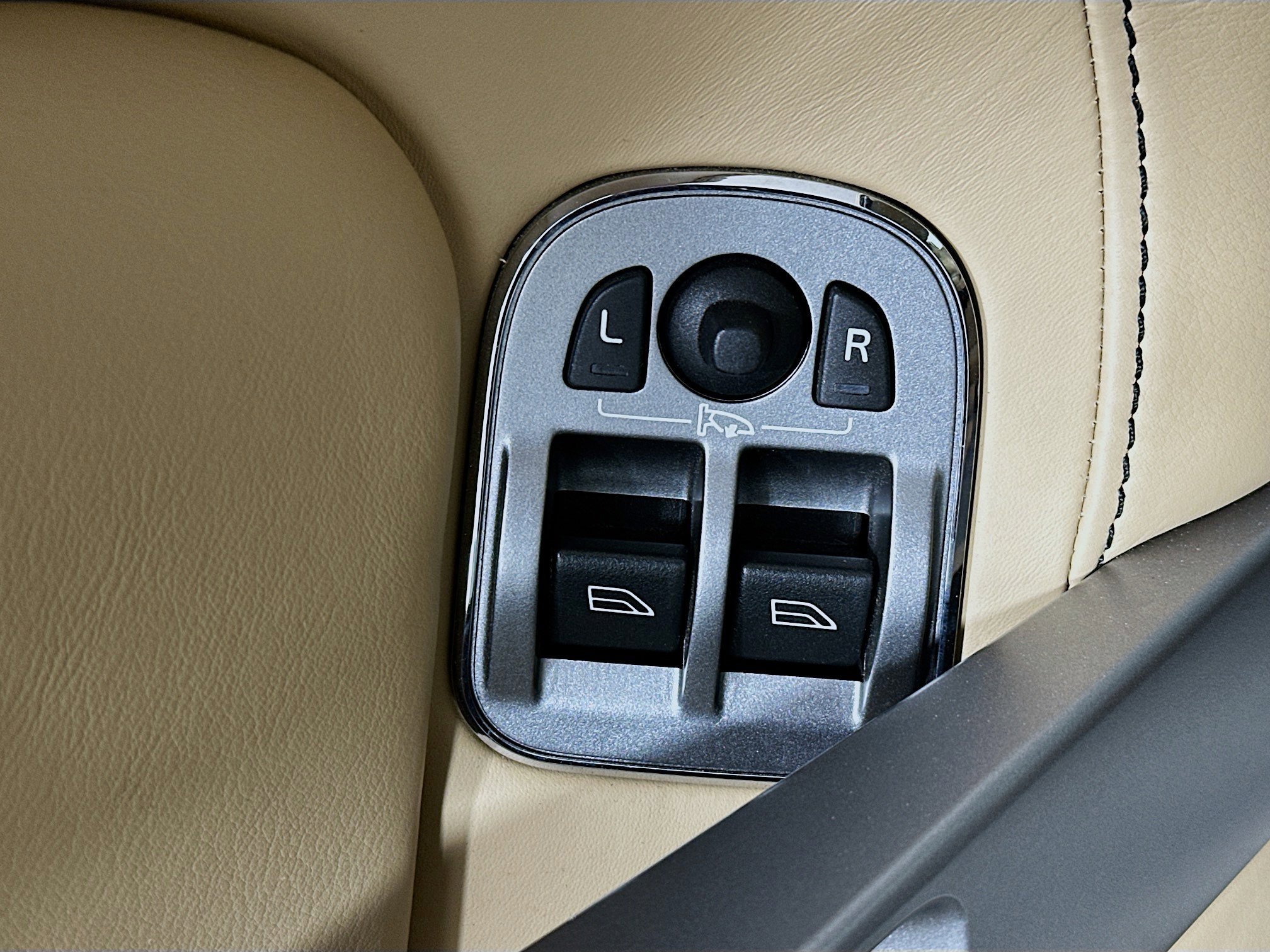 Used 2015 Aston Martin DB9 Volante image 18