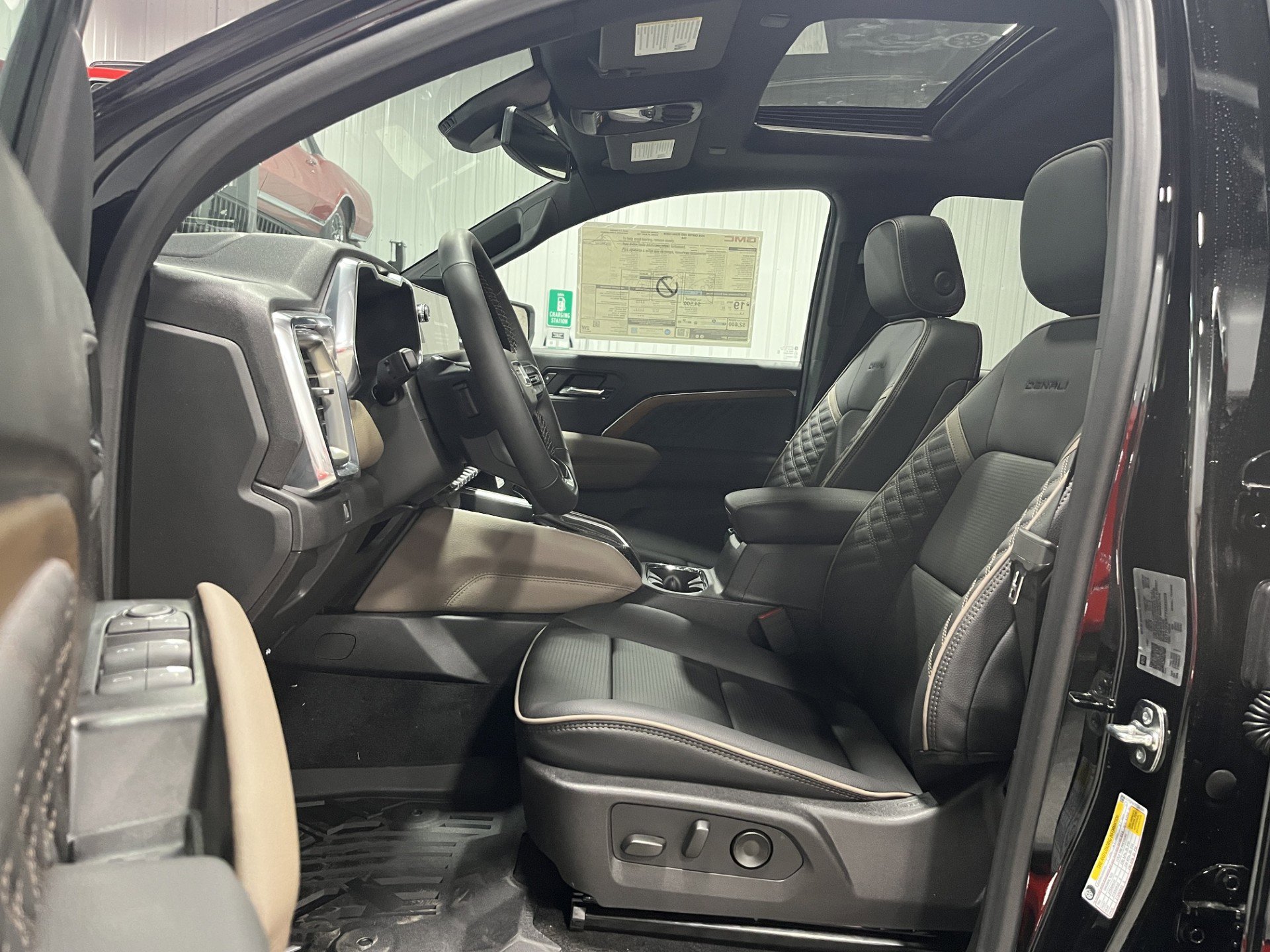 New 2026 GMC Canyon Denali w/ LPO, Denali Black Edition AWD/4WD image 13