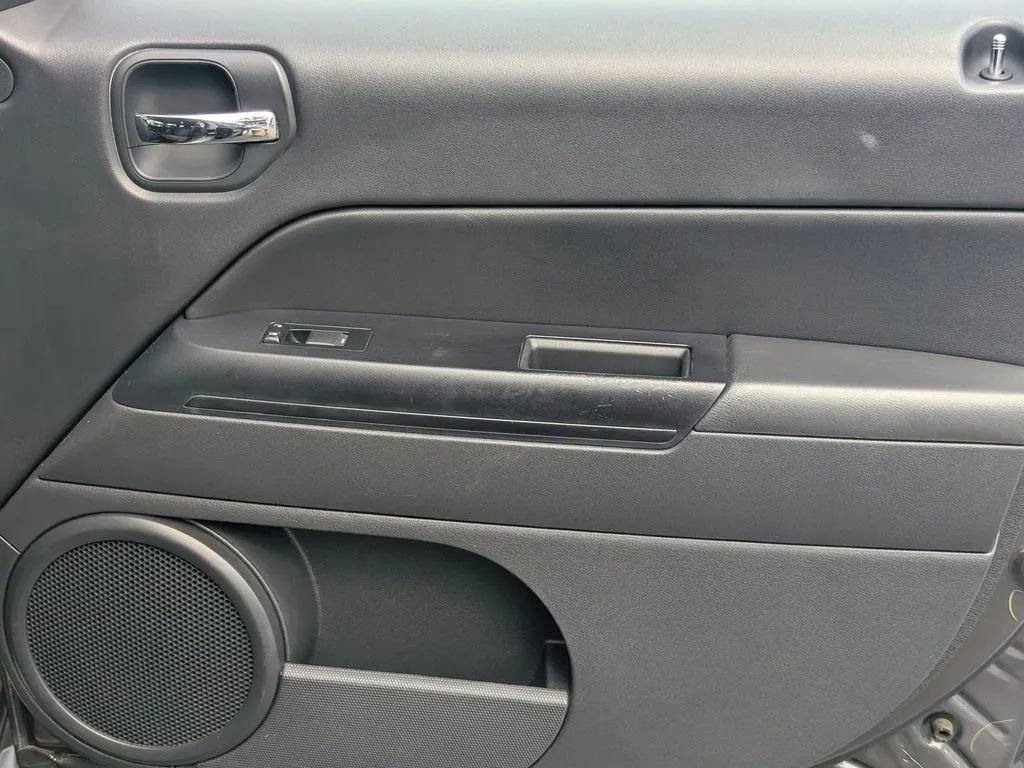 Used 2016 Jeep Patriot Latitude FWD image 13