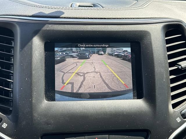 Certified 2019 Jeep Cherokee Latitude Plus w/ Comfort/Convenience Group FWD image 26