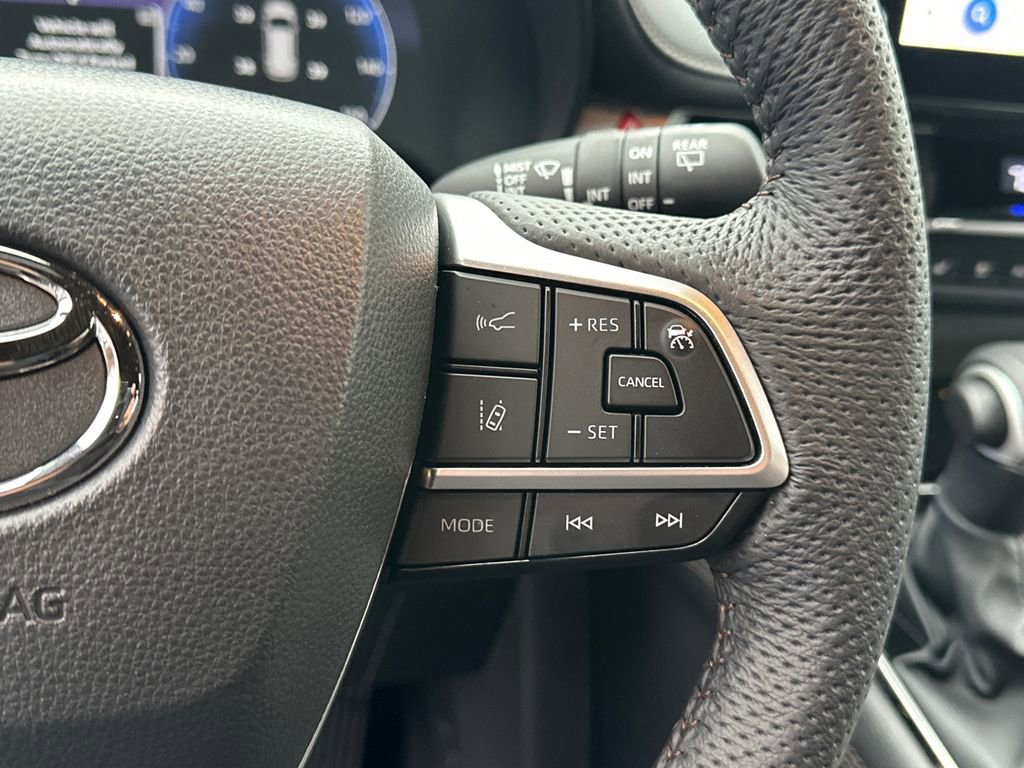 Used 2025 Toyota Sienna Limited image 28